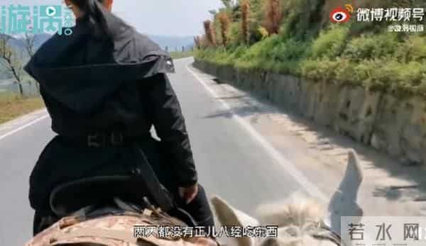 夫妻骑马回福建