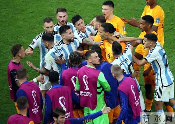 荷兰阿根廷场上爆发冲突