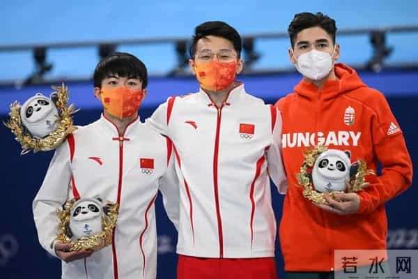 武大靖碰任子威的手示意他先走