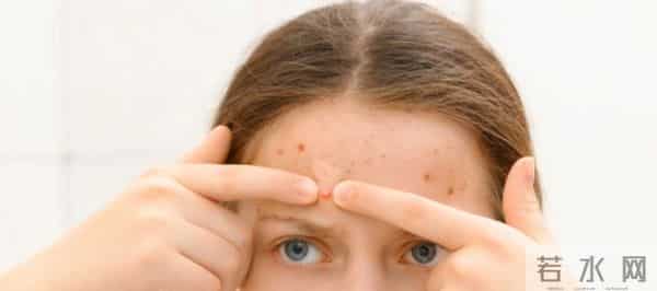 女子行业会议上怒揭化妆品补水谎言