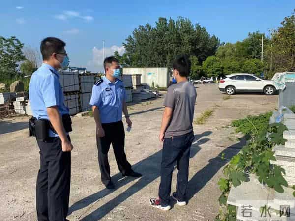 男子为回扬州套游泳圈强渡长江