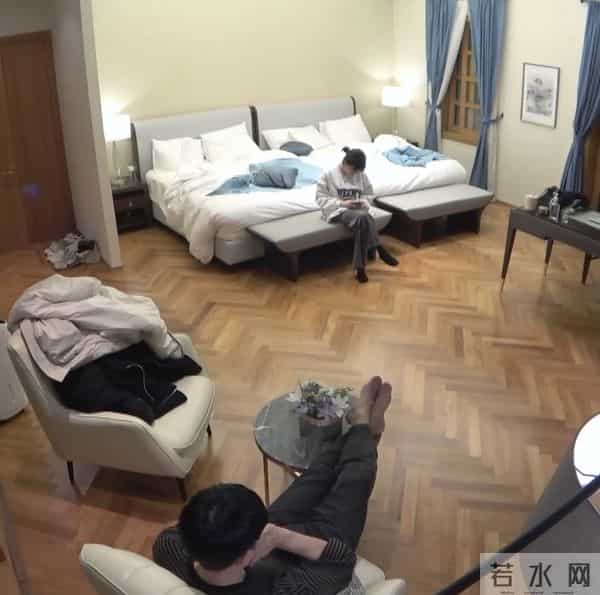 四川地震瞬间女幼师冲回屋救人