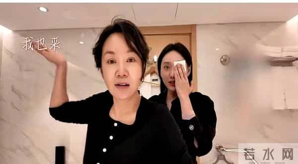 54岁妈妈考上女儿母校