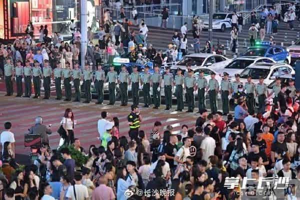 兵马俑快被挤到没地方站了