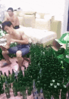 大妈跳广场舞把孩子栓栏杆上