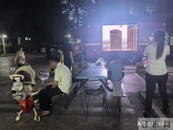 广西消防驻地满是鲜花