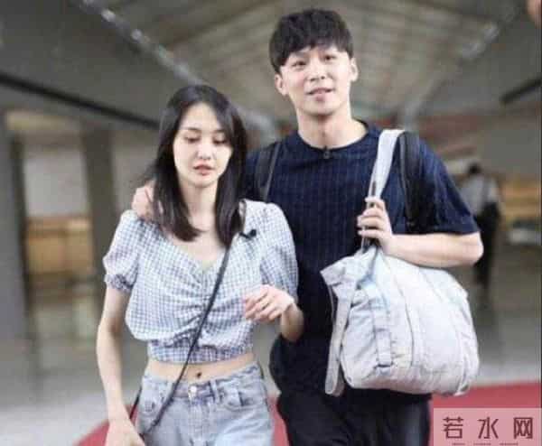 郑爽街头抽烟被拍