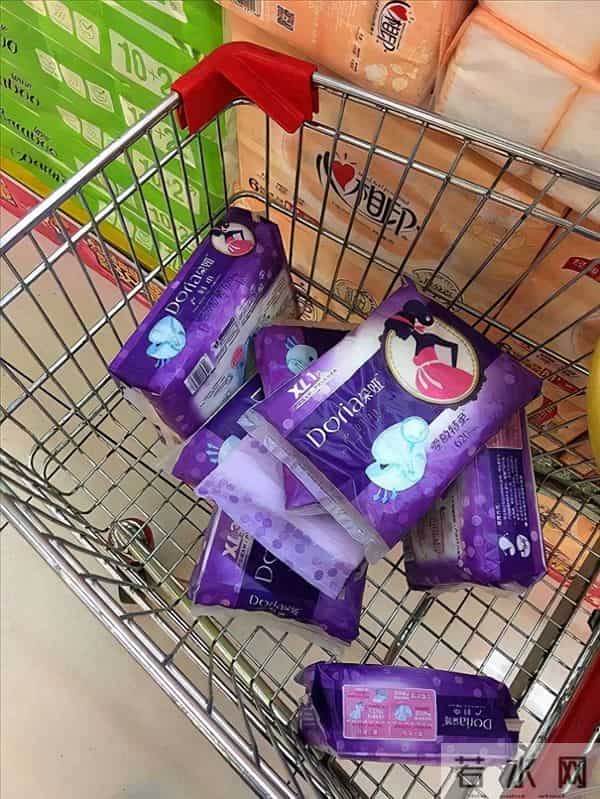 小伙摆摊卖卫生巾遭男子辱骂