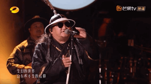 那英忘词指着提词器点着唱