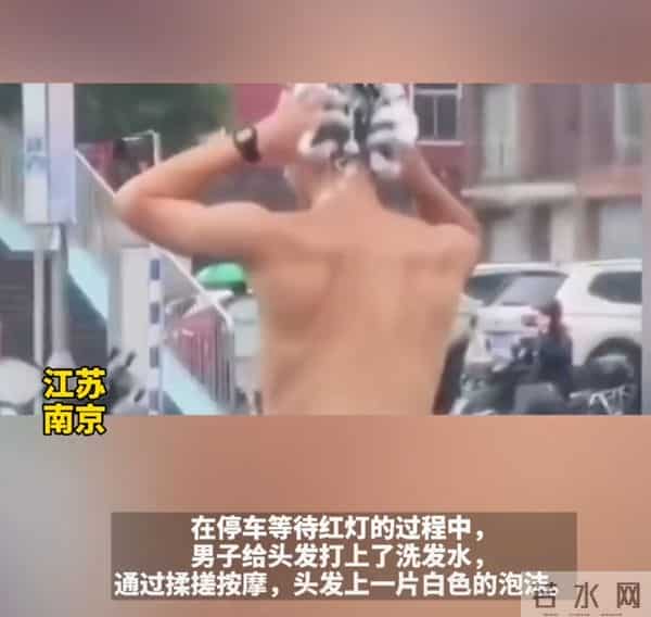 男子雨天骑摩托等红灯时洗头