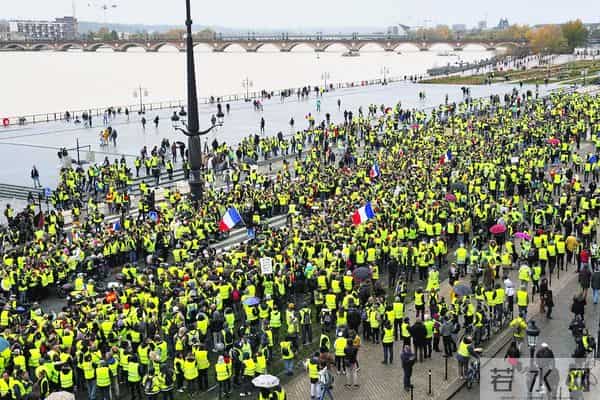 黄背心抗议圣母院