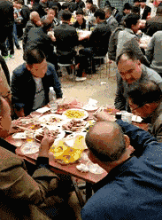 大妈跳广场舞把孩子栓栏杆上