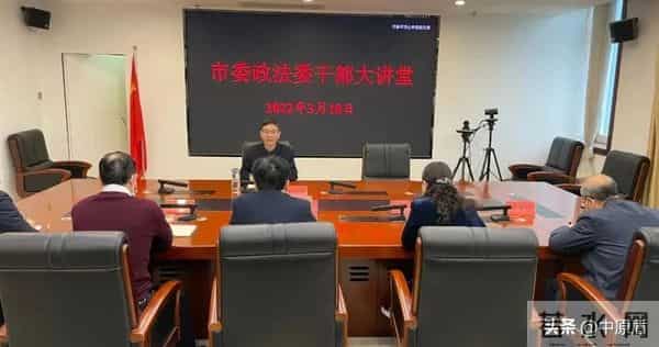 育婴师被曝虐婴-强行灌奶致其骨折