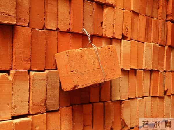 居民自建房红砖一捏就碎-官方回应