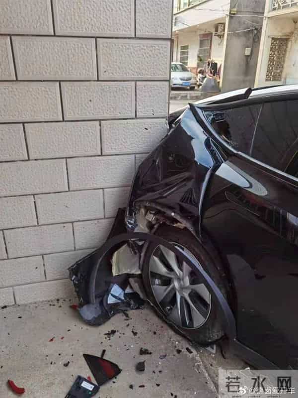 MODELY失控加速撞墙