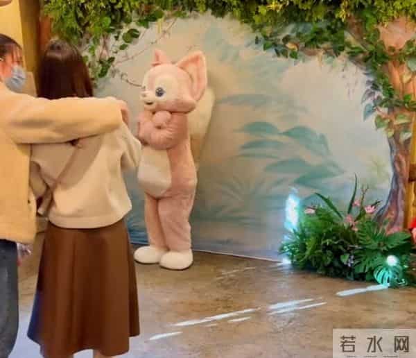 玲娜贝儿被指对待男女游客差别大