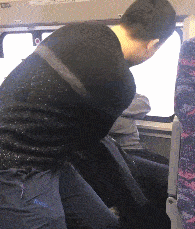 大妈跳广场舞把孩子栓栏杆上