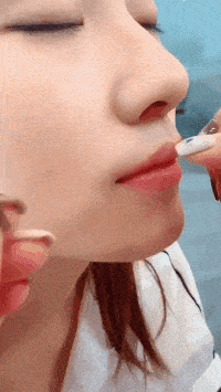 大妈跳广场舞把孩子栓栏杆上