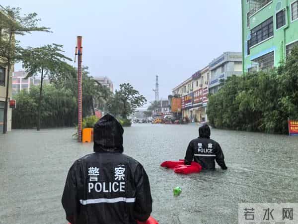 三亚暴雨 市民游客雨中有序做核酸