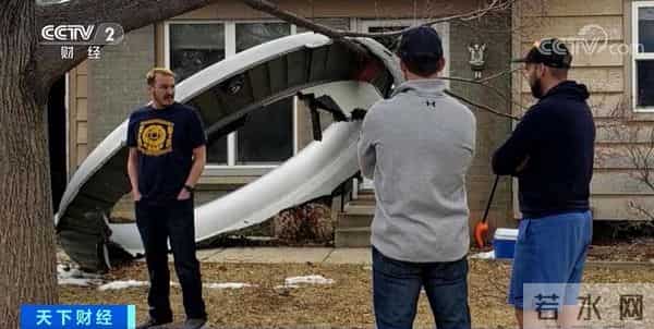 美波音客机引擎爆炸 天空飘碎片雨