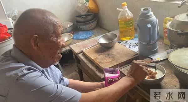 孙女帮八旬爷爷实现零食自由