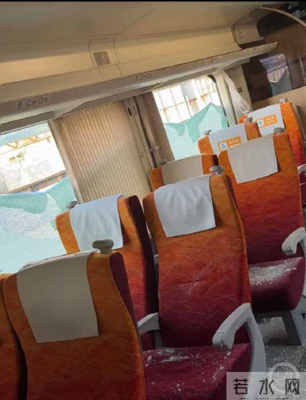 日本列车卡车相撞