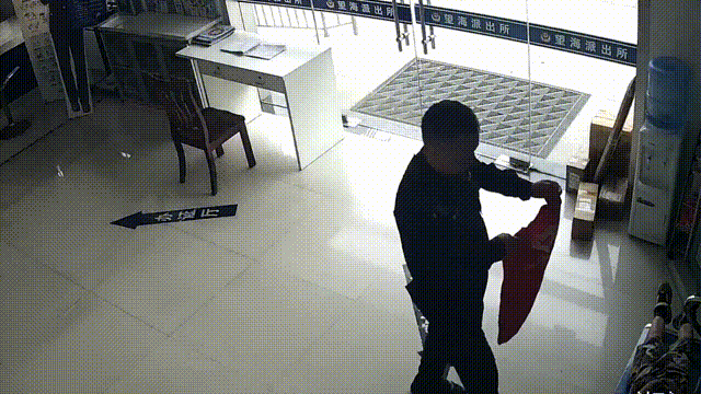 社牛男孩饿了淡定走进派出所蹭饭