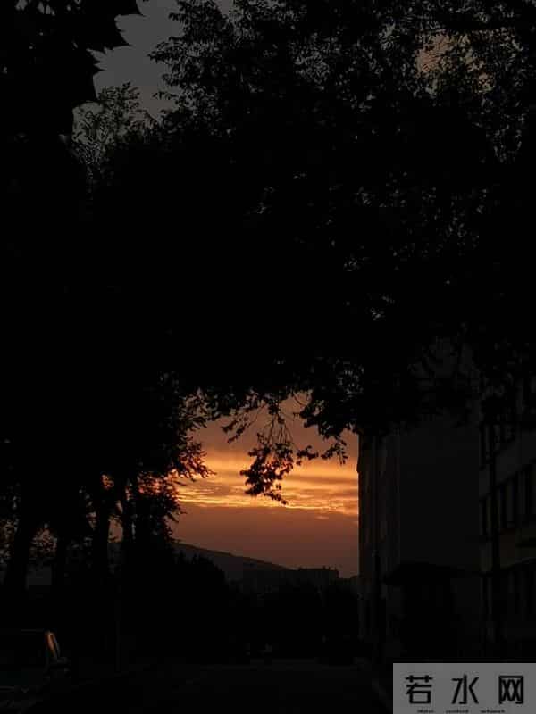 封校后保安大爷在操场开演唱会