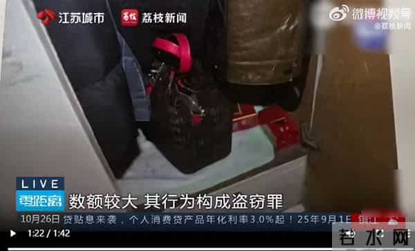 房东帮忙开门端来一盆钥匙