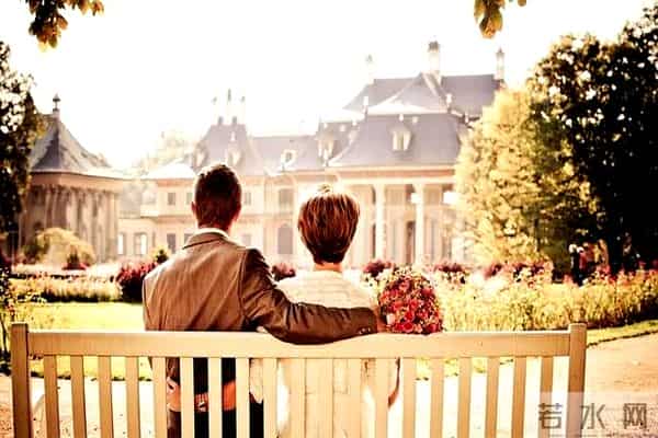 初中男生关在房间烧寒假作业