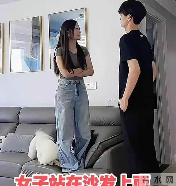 男孩长太高 班主任站凳子上训