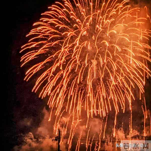 摄影师拍1000余张图记录烟花过境