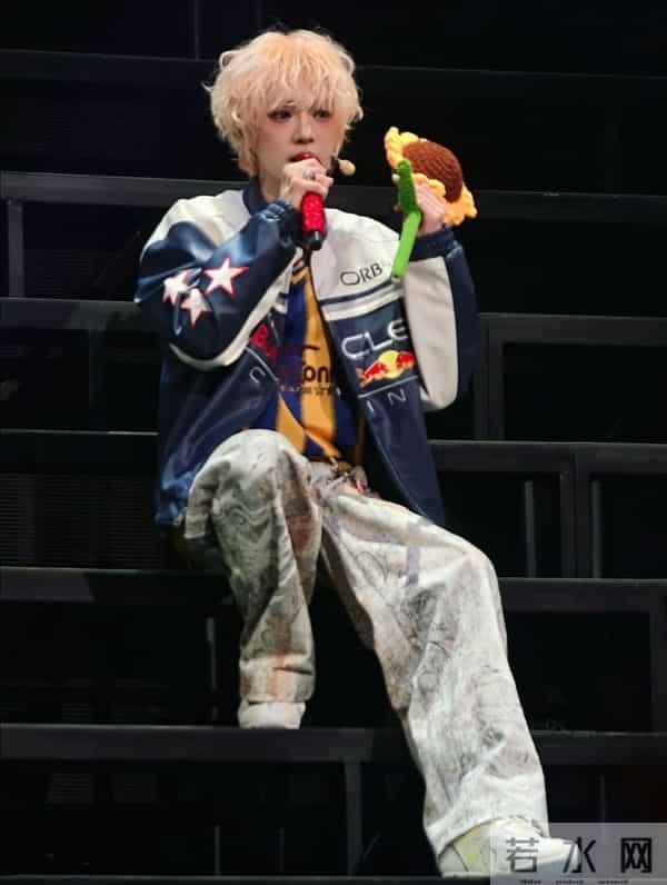 北京因疫情封闭小区风雪夜开演唱会