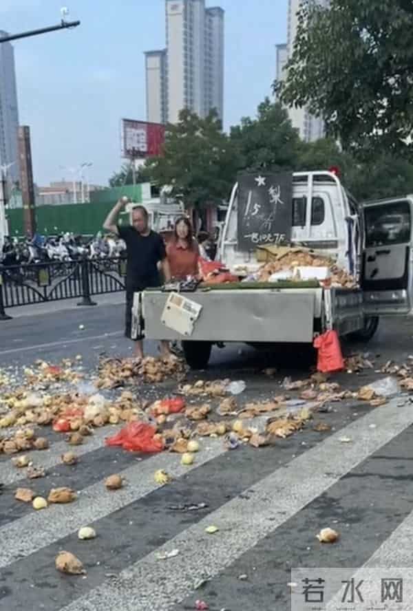 洛阳多名城管殴打商贩-官方回应