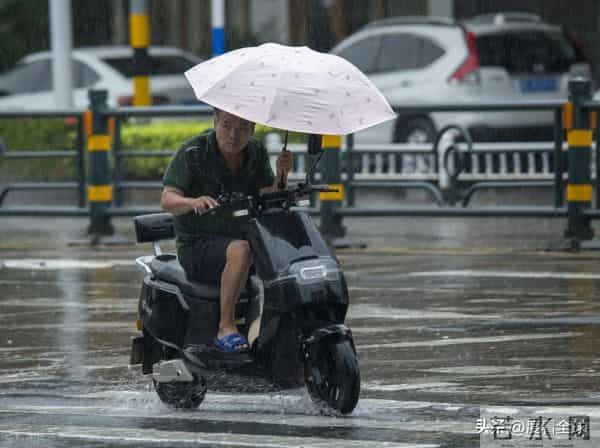 台风登陆海南-暴雨下市民艰难行走