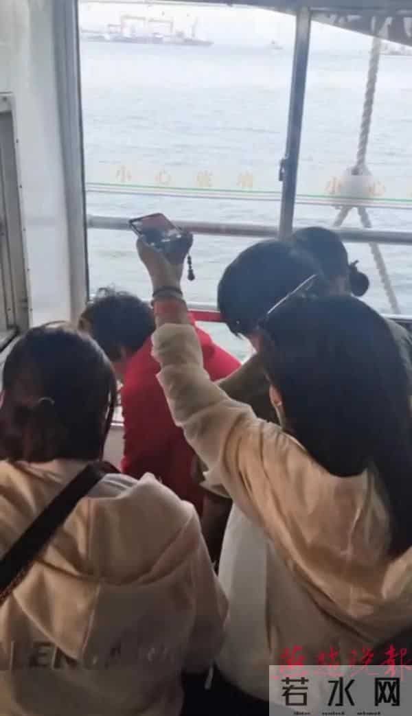 游客乘船遇西南浪晕倒一片