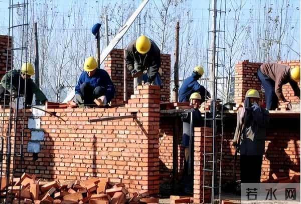 居民自建房红砖一捏就碎-官方回应