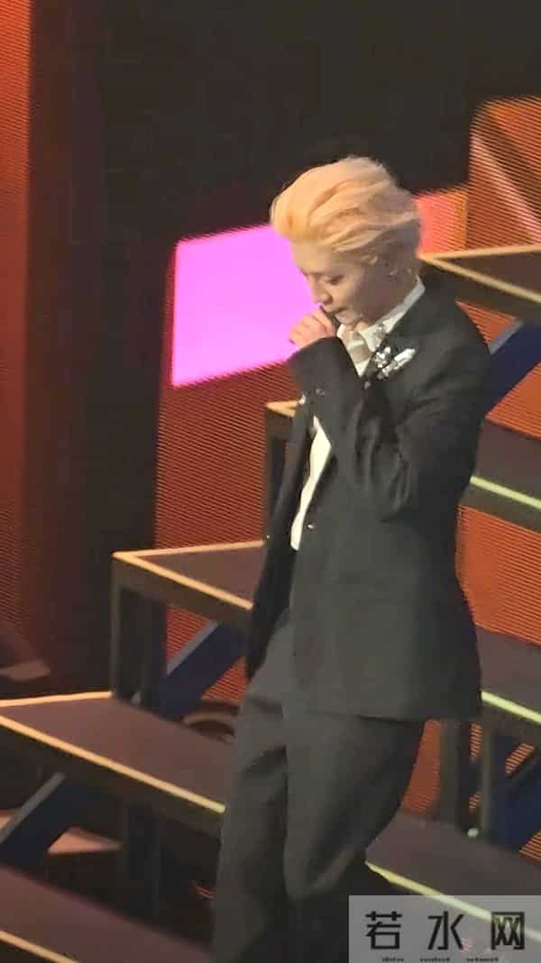 北京因疫情封闭小区风雪夜开演唱会