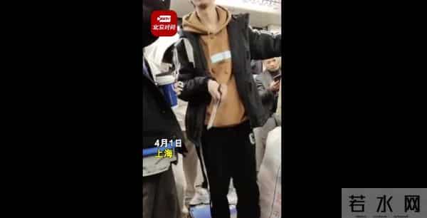 上海地铁内一男子耍刀玩