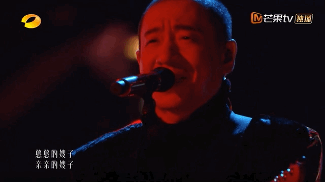 那英忘词指着提词器点着唱