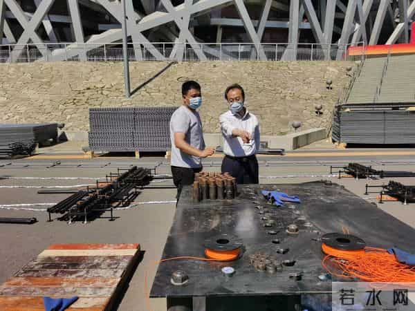 100字样焰火盛放鸟巢上空