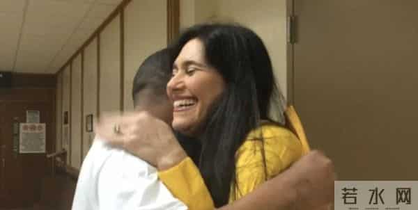 嫌犯认出法官是同学