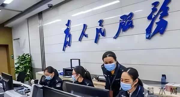 武汉一大学校门上跑火车？校方回应