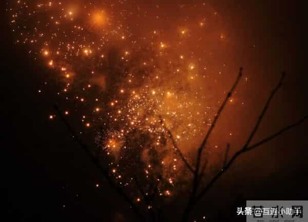 摄影师拍1000余张图记录烟花过境