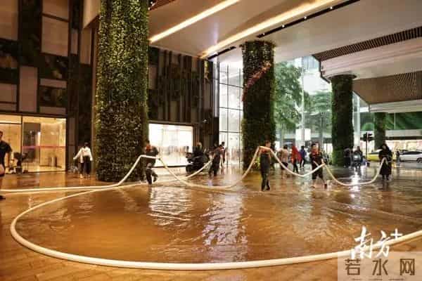 广东暴雨-街头积水市民骑车如渡河