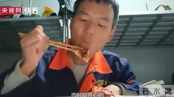 女儿考满分农民工父亲买烧鸡庆祝