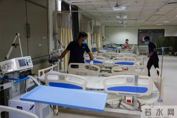 印度一男子在树上隔离11天