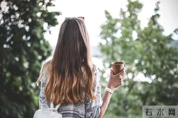 初中男生关在房间烧寒假作业