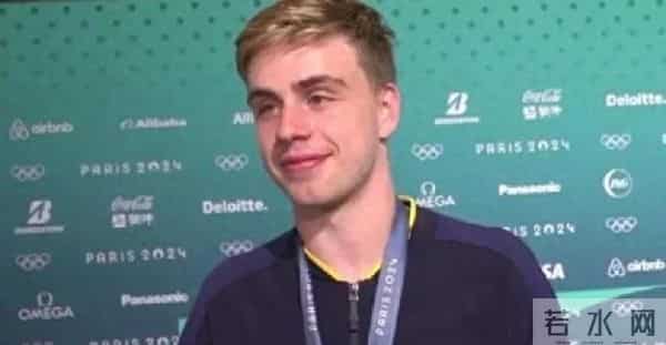 马龙和王楚钦看樊振东追星的样子