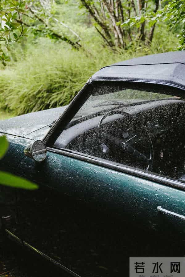 东莞遇强降雨隧道成河 车在水中自燃